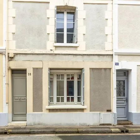 Charmante Maison, Plein Centre, Avec Exterieur *