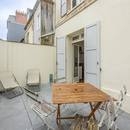 Charmante Maison, Plein Centre, Avec Exterieur *