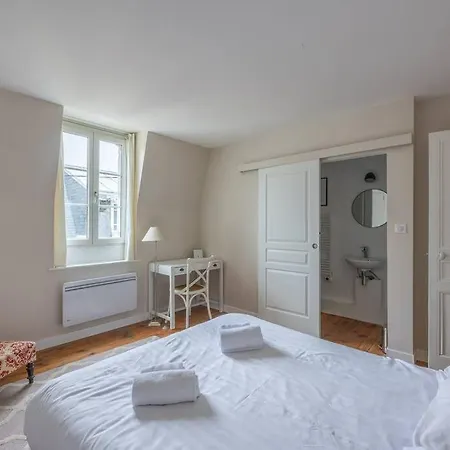 Charmante Maison, Plein Centre, Avec Exterieur